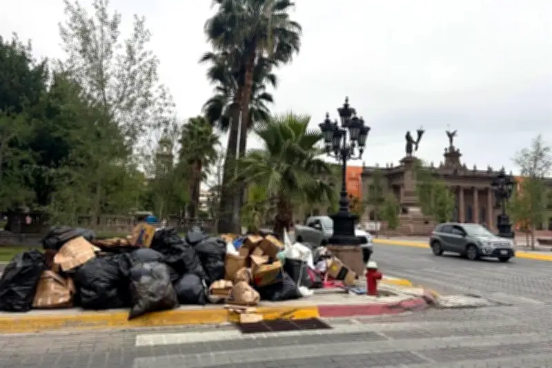 Basurero ilegal invade la Explanada de los Héroes en Monterrey
