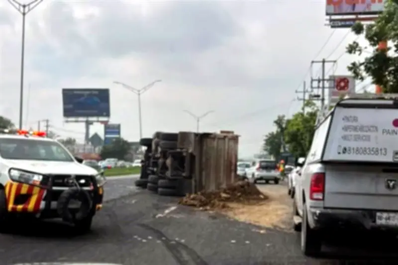 Bloquean carretera Nacional por volcadura de camión de volteo