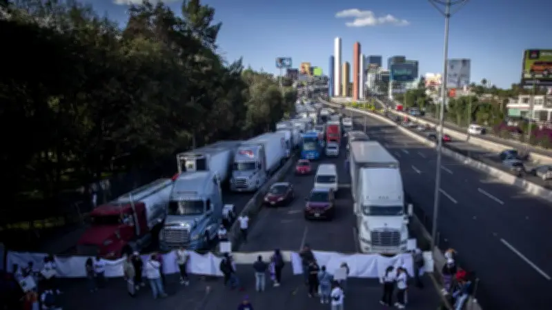 Bloquean Periférico Norte en Naucalpan por cierre de bares tras Operativo Atarraya