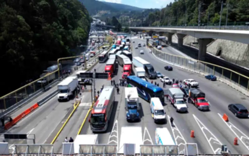 Bloqueo en autopista México-Toluca cumple 5 horas: tráfico colapsado y pasajeros desesperados