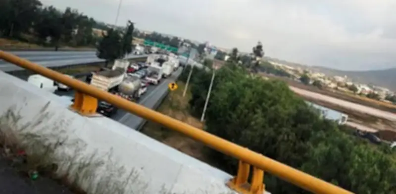 Bloqueo total de transportistas paraliza la autopista México-Querétaro por desaparición