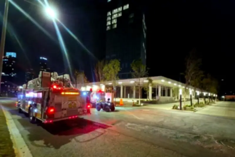 Bomberos controlan incendio en edificio de Valle Oriente tras intensa intervención