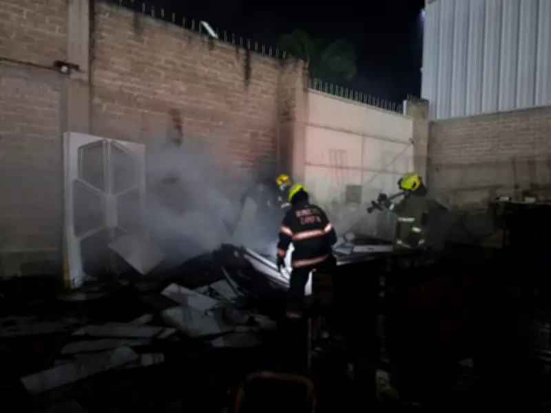 Bomberos de la ZMG combaten dos incendios en Zapopan y El Salto sin lesionados