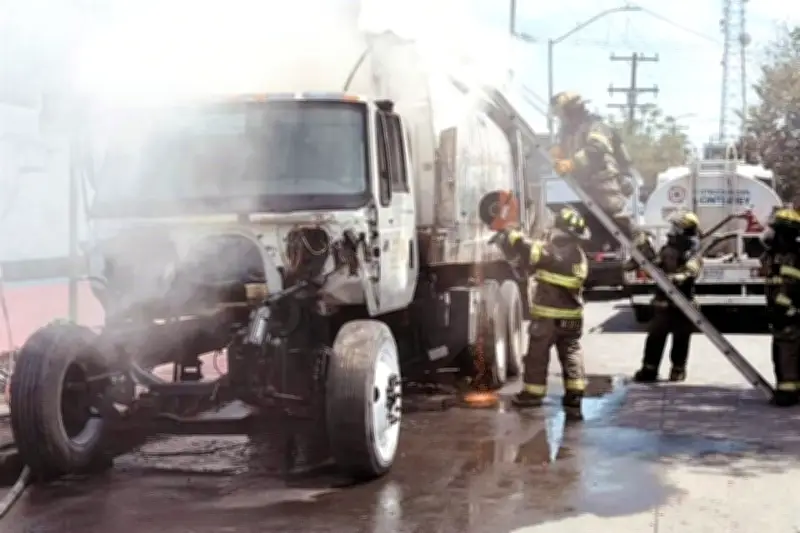 Bomberos sofocan incendio en camión recolector de basura en Monterrey
