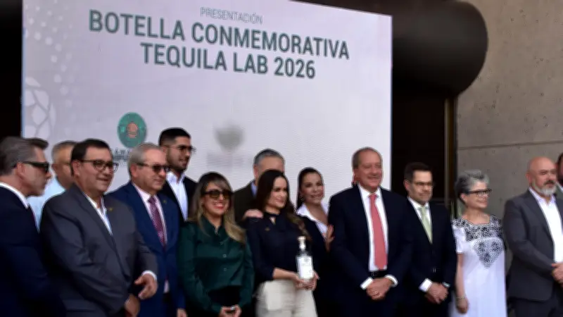 Botella conmemorativa "Tequila Lab 2026" presentada en San Lázaro