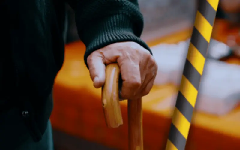 Caídas en adultos mayores: una señal de alerta temprana para la demencia