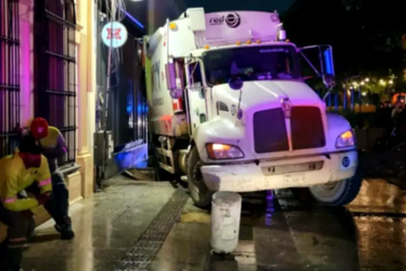 Camión Recolector de Basura Cae a Registro de CFE en Barrio Antiguo de Monterrey