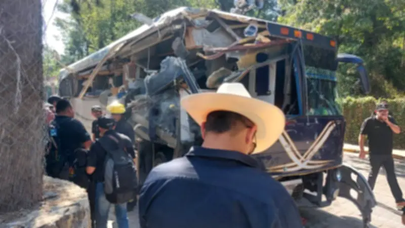 Camión sin frenos causa choque múltiple en Valle de Bravo; reportan al menos 5 lesionados