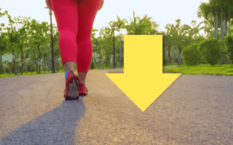 Caminar hacia atrás: el ejercicio que fortalece tu cerebro y mejora tu postura