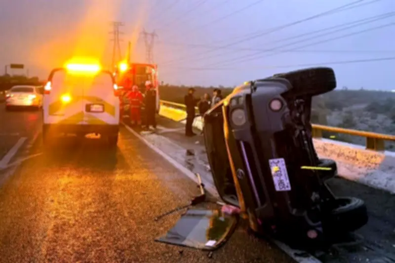 Camioneta Vuelca en Libramiento tras Salirse Llanta; Conductora Resulta Lesionada