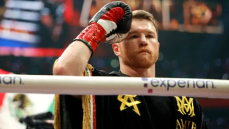 Canelo Álvarez responde con guantes firmados a familia que lucha contra el cáncer en Guadalajara