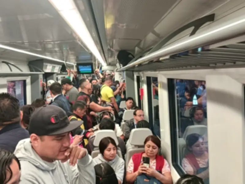 Caos en Tren Suburbano al AIFA: esperas de hasta una hora