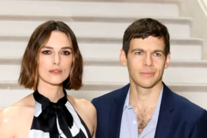 Captan al esposo de Keira Knightley sin su anillo de bodas en Londres