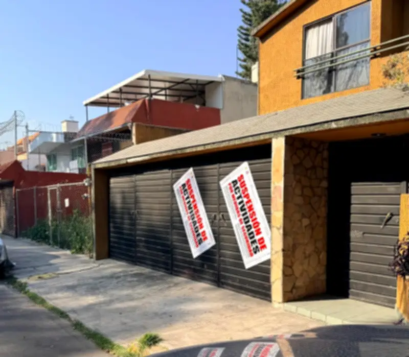 Carpintería oculta en Coyoacán opera pese a sellos y denuncias vecinales