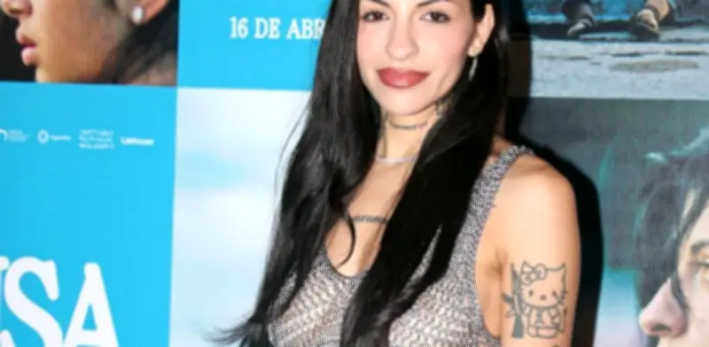 Cazzu deslumbra con vestido artesanal en crochet en su debut actoral en cine argentino