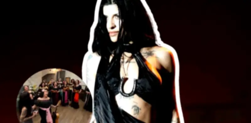 Cazzu sorprende en Chicago cantando 'La Bikina' con mariachi femenil