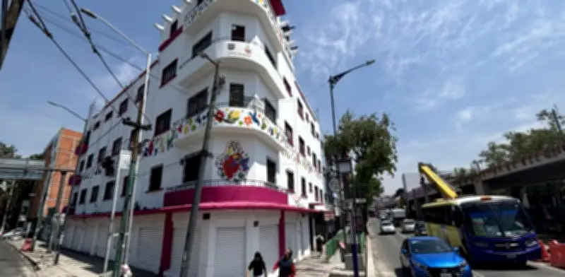 CDMX Renueva Fachadas en Calzada de Tlalpan con Colores y Símbolos Gubernamentales