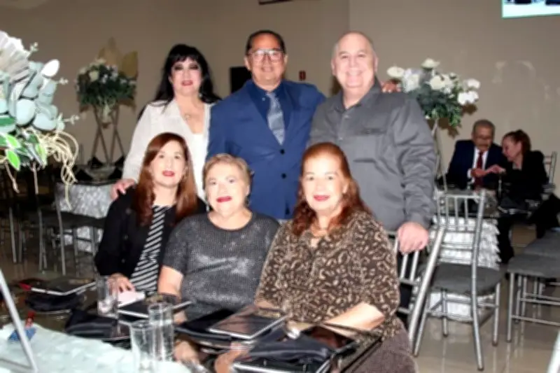 Celebración de Aniversario Reúne a Miembros de la Junta de Mejoras en Evento Social