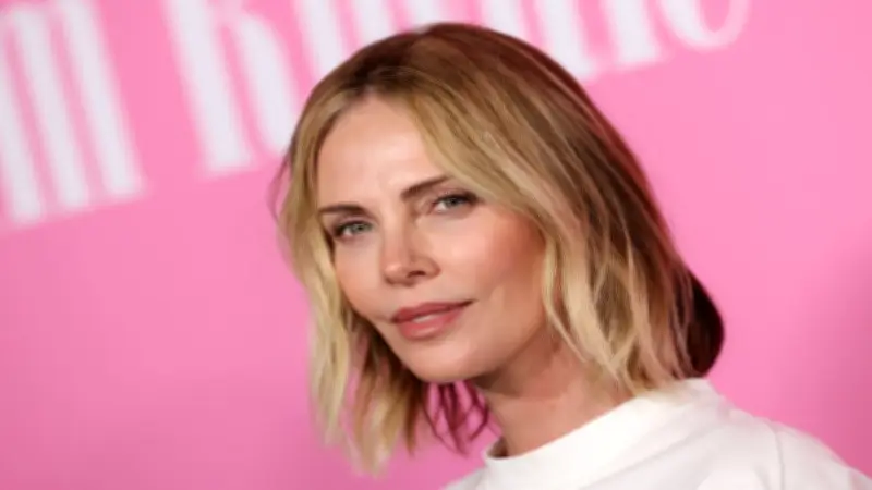 Charlize Theron revive la noche en que su madre mató a su padre