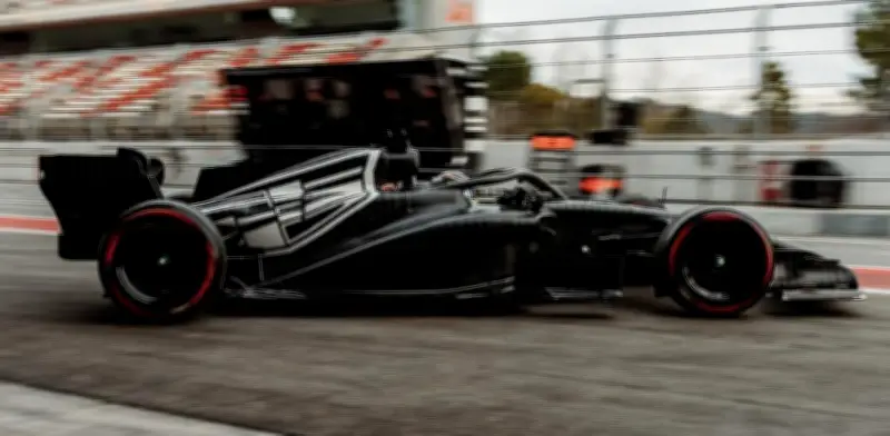 Checo Pérez inicia con Cadillac en Barcelona: problemas técnicos y optimismo en debut