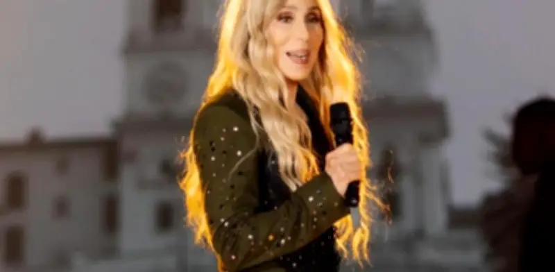 Cher descubre que es abuela de una nieta secreta de 15 años tras llamada reveladora