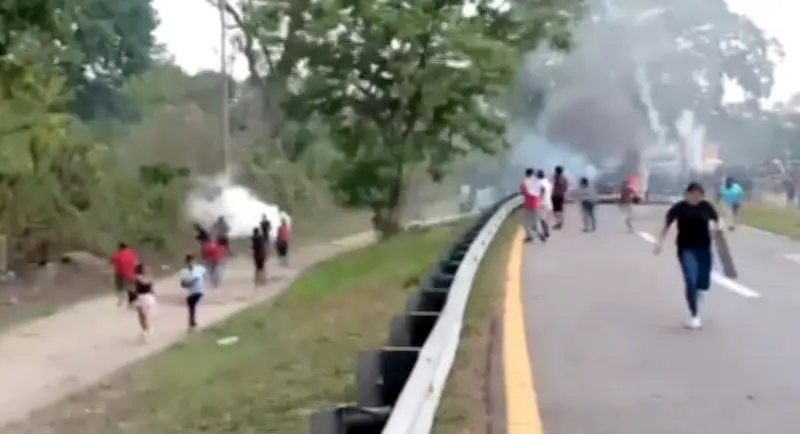 Chiapas: Desalojo en Villa Comaltitlán rescata funcionarios y libera carretera costera tras 18 horas de bloqueo