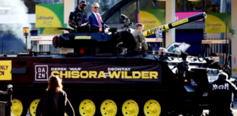 Chisora y Farage generan polémica al llegar en tanque a conferencia de boxeo en Londres