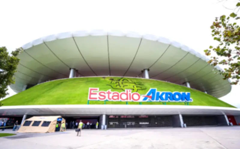 Chivas reduce estacionamiento del AKRON para partido ante Xolos