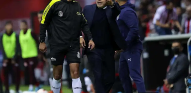 Chivas sufre bronca interna tras empate en Toluca