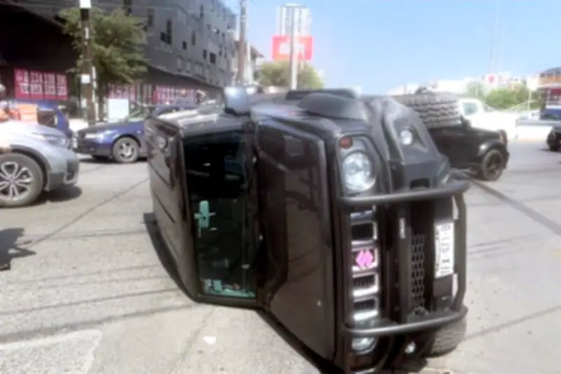 Choca y vuelca a otro auto en Mitras Centro, Nuevo León