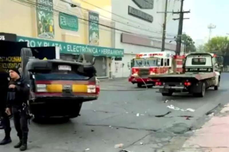 Choca y vuelca camioneta de valores en el centro de Monterrey