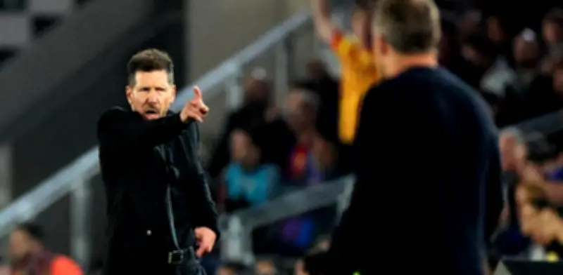 Cholo Simeone rechaza sombrero de charro de fan mexicano y causa polémica viral