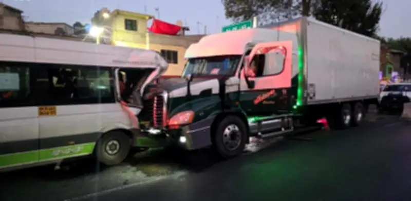 Choque brutal en Iztapalapa: 5 heridos, uno con amputación parcial de pierna