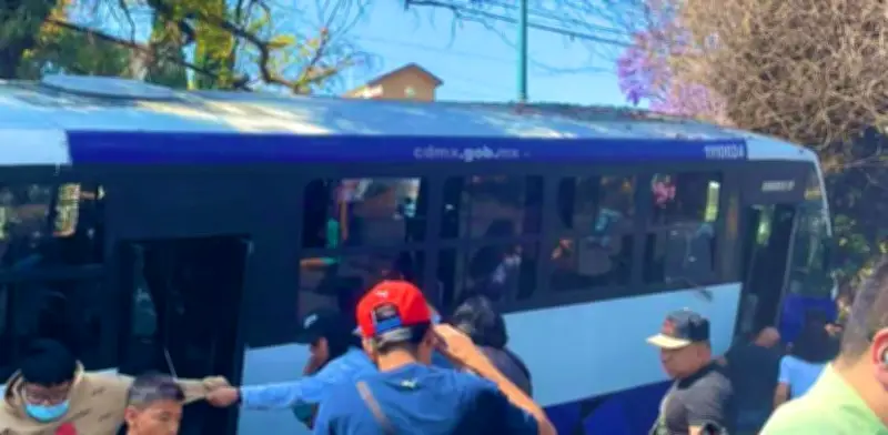 Choque de Ruta 111 en Álvaro Obregón: 12 lesionados y pasajeros intentan linchar al conductor