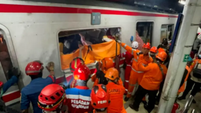 Choque de trenes en Indonesia: 4 muertos y varios atrapados