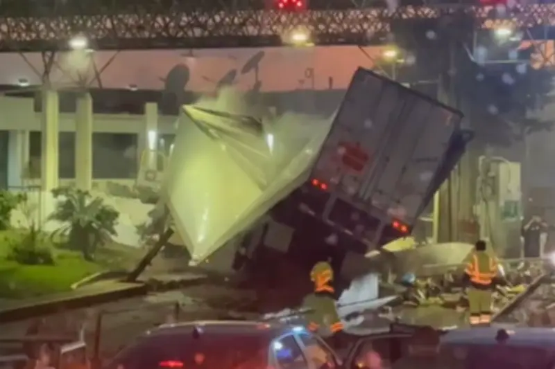 Choque de tráiler contra caseta en Michoacán deja 7 heridos