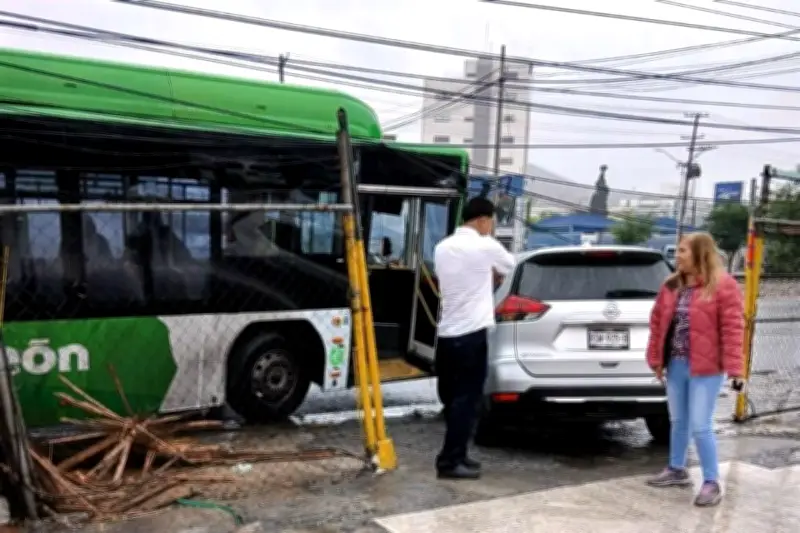 Choque deja sin luz a vecinos de Mitras Sur en Monterrey tras daño a poste