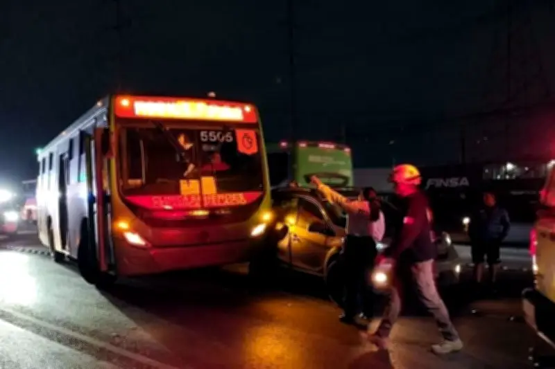 Choque entre camión y camioneta deja tres heridos en accidente vial
