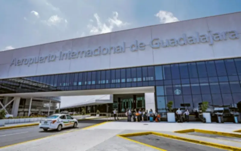 Choque entre vehículo y aerocar en el Aeropuerto de Guadalajara deja seis pasajeros atendidos