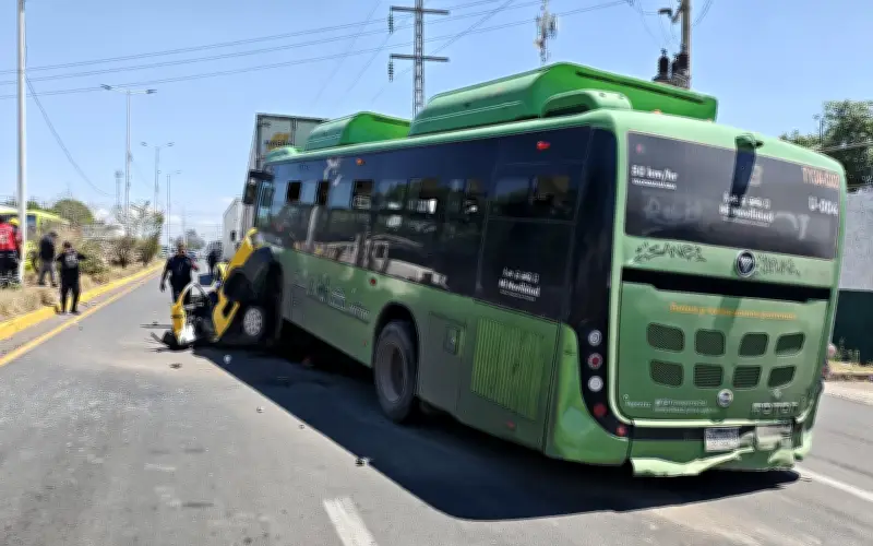 Choque fatal en El Salto: Dos muertos tras impacto de camión de transporte público