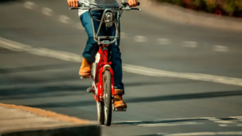 Ciclista, evita puntos ciegos: SEMOVI recomienda buscar al conductor