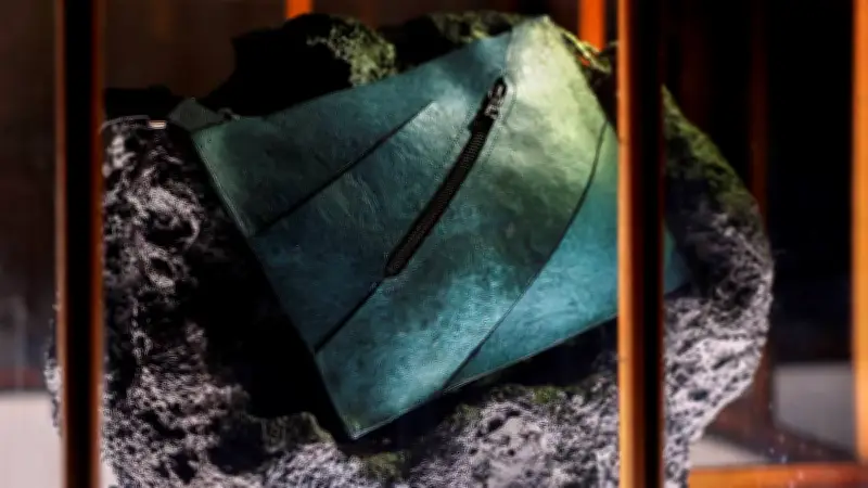 Científicos y diseñadores creanzan bolso con colágeno de tiranosaurio rex