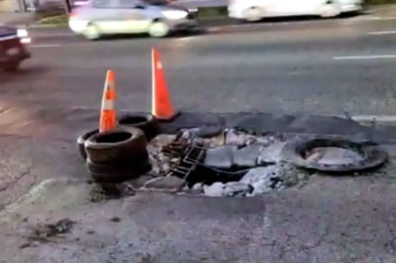 Cierre de Carril en Garza Sada por Daños en Alcantarilla Afecta Tránsito en Monterrey