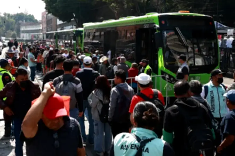 Cierre de estaciones de Línea 2 del Metro genera caos en la movilidad capitalina