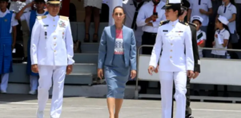 Claudia Sheinbaum exhorta a nuevos marinos a servir con honestidad y corazón