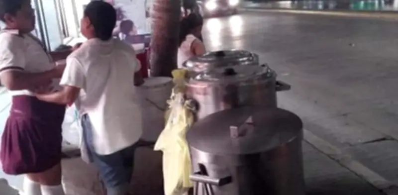 Cliente se queja de tamal de 25 pesos en Playa del Carmen y recibe críticas