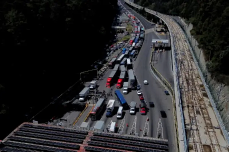 Colapsa Caseta La Venta por Activación de Ponchallantas en la Autopista