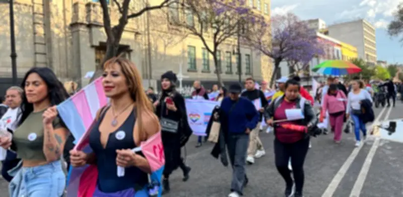 Colectivos exigen 'Alto a la transfobia' en marcha trans frente al gobierno de CDMX