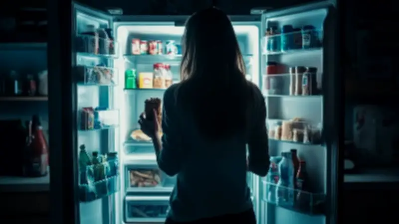 Comer tarde en la noche duplica riesgo de problemas intestinales por estrés