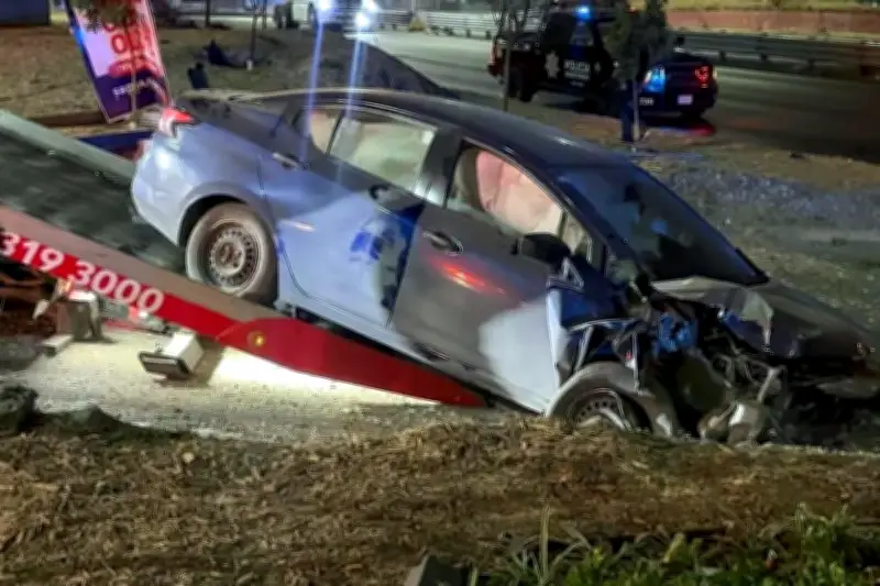 Conductor abandona vehículo tras volcarlo en accidente vial en Monterrey